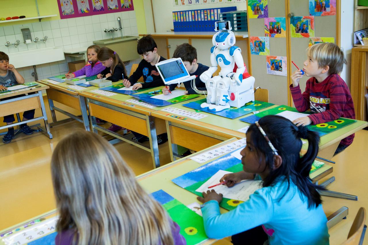 Le robot est présent en classe et l'enfant à l'hôpital peut voir ce qu'il se passe et interagir avec ses camarades au travers d'une tablette. [Avatar Kids]