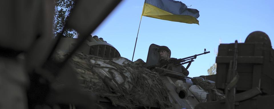 Un soldat ukrainien en poste dans un checkpoint de l'est de l'Ukraine (photo d'archive). [Reuters]