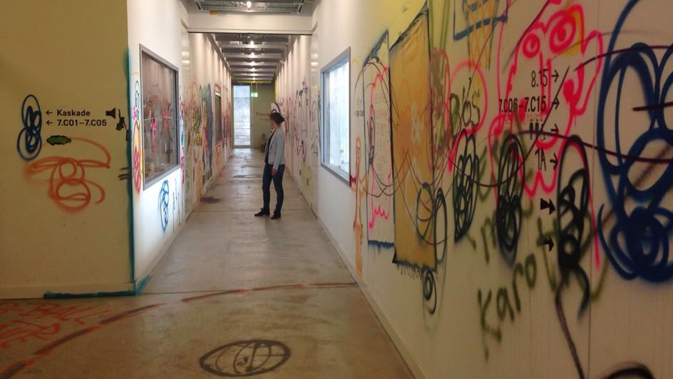 Un couloir de la Haute école d'art de Zurich couvert de tags. [SRF - ZVG]