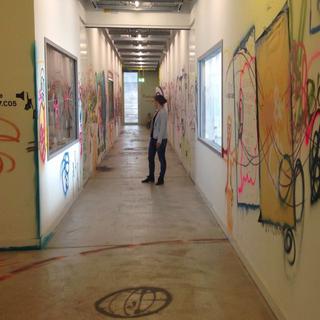 Un couloir de la Haute école d'art de Zurich couvert de tags. [SRF - ZVG]