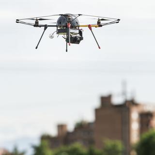 Un drone survolant un champ en Suisse. [Keystone - Christian Beutler]