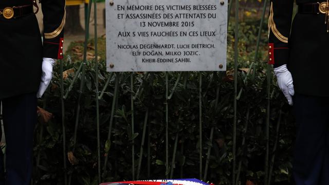 Six plaques commémoratives ont été dévoilées dans Paris un an après les attaques qui ont fait 130 morts. [REUTERS - Philippe Wojazer]