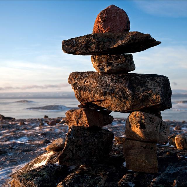 L'inukshuk, repère directionnel formé par un empilement de pierres devenu un thème de l'art inuit. [AFP - Jean-Jacques Pangrazi]