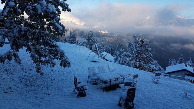 De la neige est également tombée dans l'Oberland bernois dans la nuit de dimanche à lundi. [SRF - PETER RUBI]