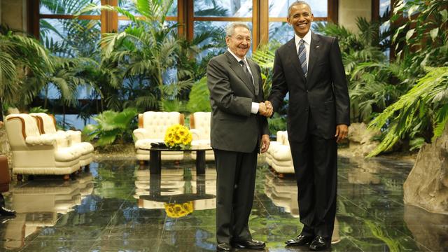 Une poignée de main historique à La Havane entre Raul Castro et Barack Obama. [Jonathan Ernst]