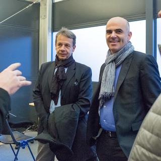 Le directeur de RTS Gilles Marchand et le conseiller fédéral Alain Berset accueillis dans le studio. [RTS - Anne Kearney]