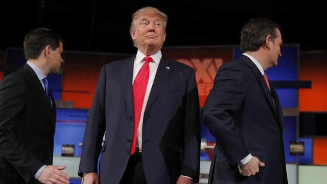 Le candidat républicain Donald Trump entre le sénateur Marco Rubio (à gauche) et Ted Cruz (à droite) avant le sixième débat télévisé.