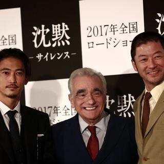 Martin Scorsese entouré des acteurs japonais Yosuke Kubozuka (gauche) et Tadanobu Asano (droite) lors de la promotion de son dernier film "Silence" à Tokyo. [AFP - Behrouz Mehri]