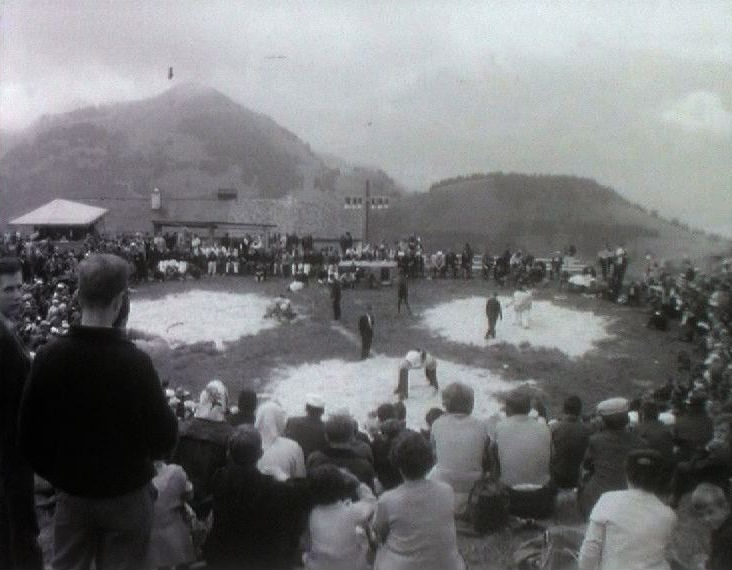 Fête de la lutte suisse au Mont Rigi en 1966. [RTS]