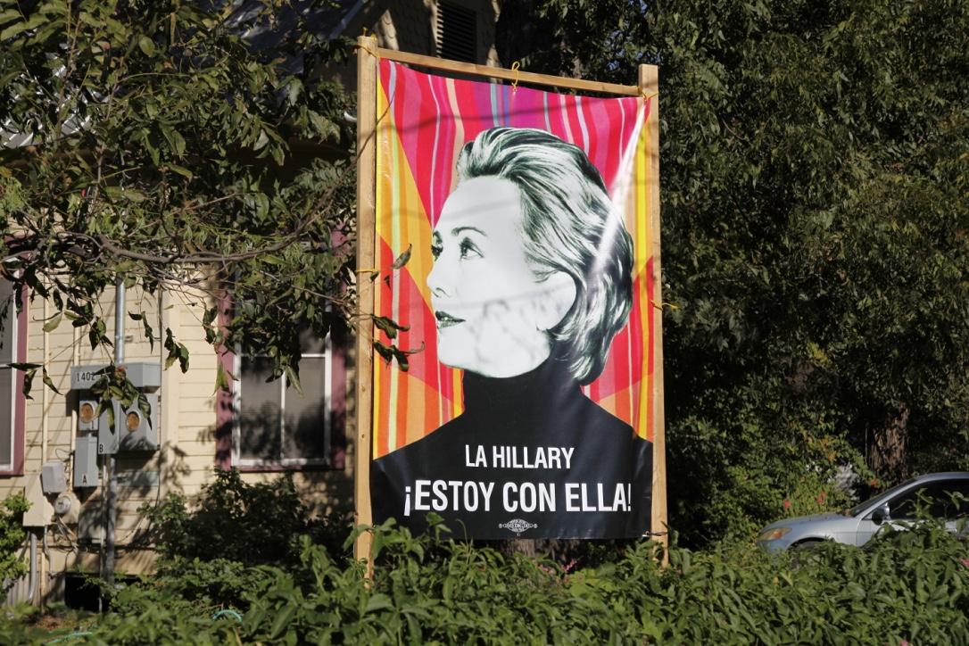 “Je suis avec elle” dit ce poster en espagnol. Les latinos devraient voter pour Hillary Clinton à plus de 80%. [RTS - Renaud Dumesnil]
