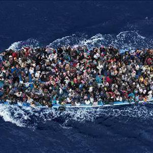 Un canot de migrants en Méditerannée. [Keystone]