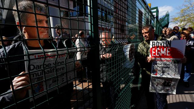 Des manifestants se sont rassemblés devant le siège du journal Cumhuriyet à Istanbul pour défendre les journalistes arrêtés.