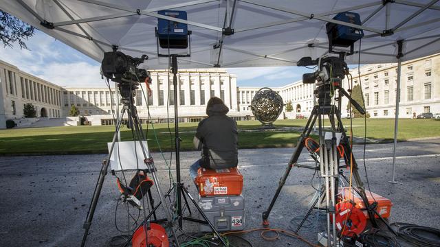 Les médias patientent devant le Palais des Nations à Genève.