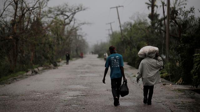 Des habitants transportent des vivre à proximité de Les Cayes, la troisième ville d'Haiti. [Andres Martinez Casares]