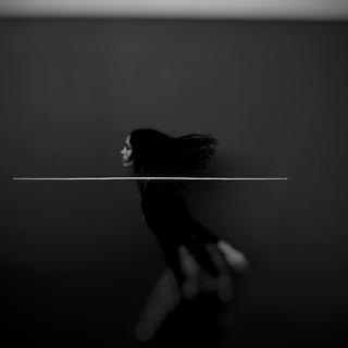 "Janet on the roof", un spectacle de Pierre Pontvianne écrit pour la danseuse Marthe Krummenacher. [Cie Parc]
