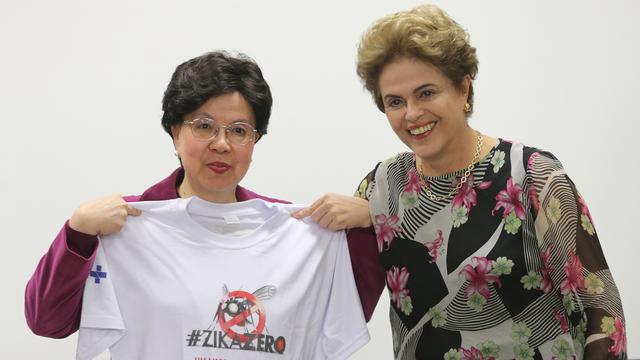 La directrice générale de l'OMS, Margaret Chan (à gauche), et la présidente du Brésil Dilma Rousseff (à droite). [Eraldo Peres]