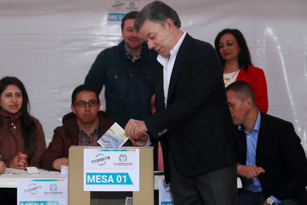 le président Colombien Juan Manuel Santo glisse son vote dans l'urne. [Reuters - John Vizcaino]