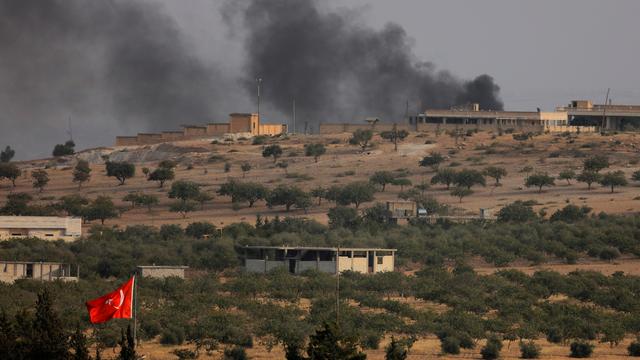 De la fumée s'élève dans le ciel depuis la ville syrienne de Jarablos. [Reuters - Umit Bektas]