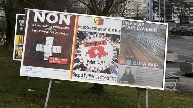 Affiches électorales à Genève avant la votation à du 9 février 2014 sur "l'immigration de masse". [Keystone - Martial Trezzini]