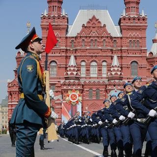Lors de la commémoration, une grande parade militaire a défilé sur les pavés de la place rouge à Moscou. [AP Photo/Keystone - Alexander Zemlianichenko]