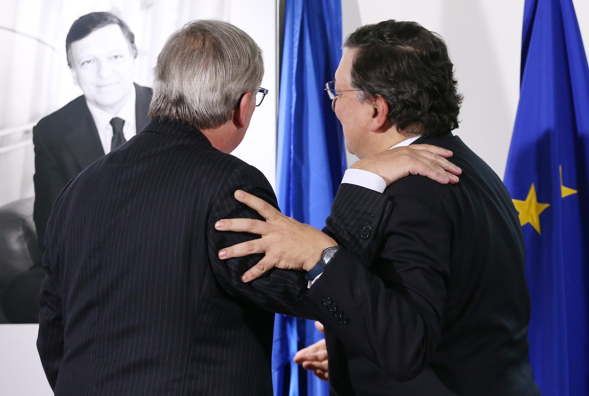 José Manuel Barroso a dit avoir informé personnellement son successeur Jean-Claude Juncker (tous deux en photo ici lors du passage de témoin en 2014) de son embauche chez Goldman Sachs. [REUTERS - Francois Lenoir]