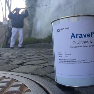 La ville de Zurich développe un produit unique pour se débarrasser des graffitis. [RTS - Mathieur Fournier]
