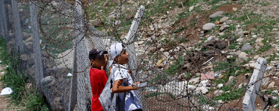 Des réfugiés syriens à l'intérieur d'un camp à Osmaniye, en Turquie. [Reuters - Umit Bektas]