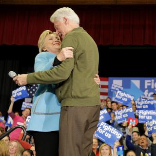 Le couple Clinton lors d'un meeting dans le New Hampshire, le 9 février. [Brian Snyder]