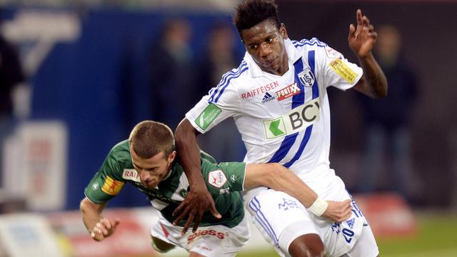 Ekeng (à droite), ici en action lors d'un match de Super League en avril 2014. [Walter Bieri]