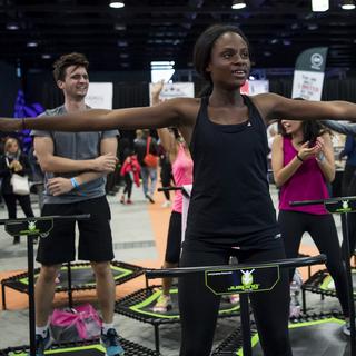 Un cours collectif lors du Fitnmove, le premier Salon du fitness, de la nutrition et de la course à pied à Lausanne, le 9 octobre 2016. [Keystone - Jean-Christophe Bott]