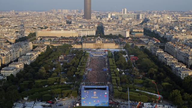 Plus de 80'000 personnes étaient réunies jeudi soir sur la fan zone du Champ-de-Mars. [Keystone - AP Photo/Francois Mori]