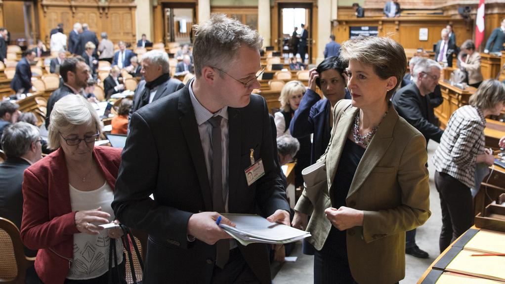 Simonetta Sommaruga a quitté la salle du Parlement mardi après les attaques de Roger Köppel. [Keystone - Peter Schneider]