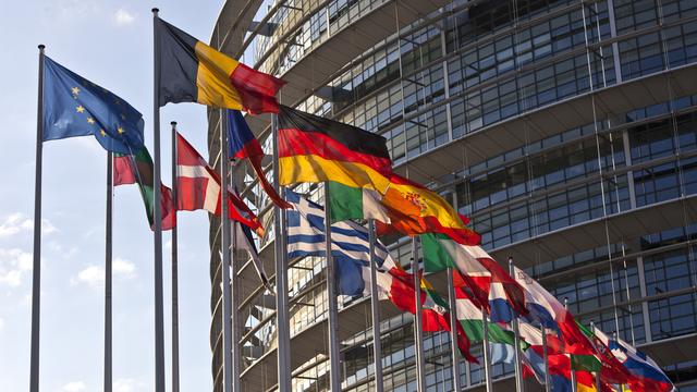 Les drapeaux des pays membres de l'Union européenne flottent devant le Parlement européen à Strasbourg. [Keystone - Martin Ruetschi]