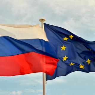Les drapeaux russe et européen flottent côte à côte.