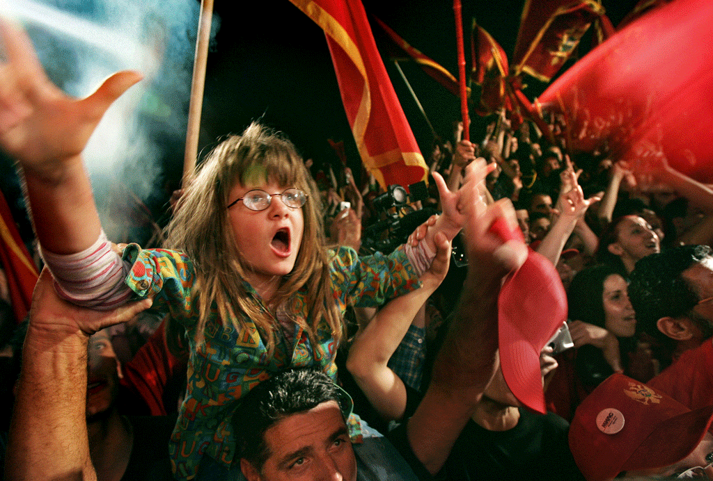 Manifestation de joie le 22 mai 2006 alors que le Monténégro accède à l'indépendance. [AFP - Dimitar Dilkoff]