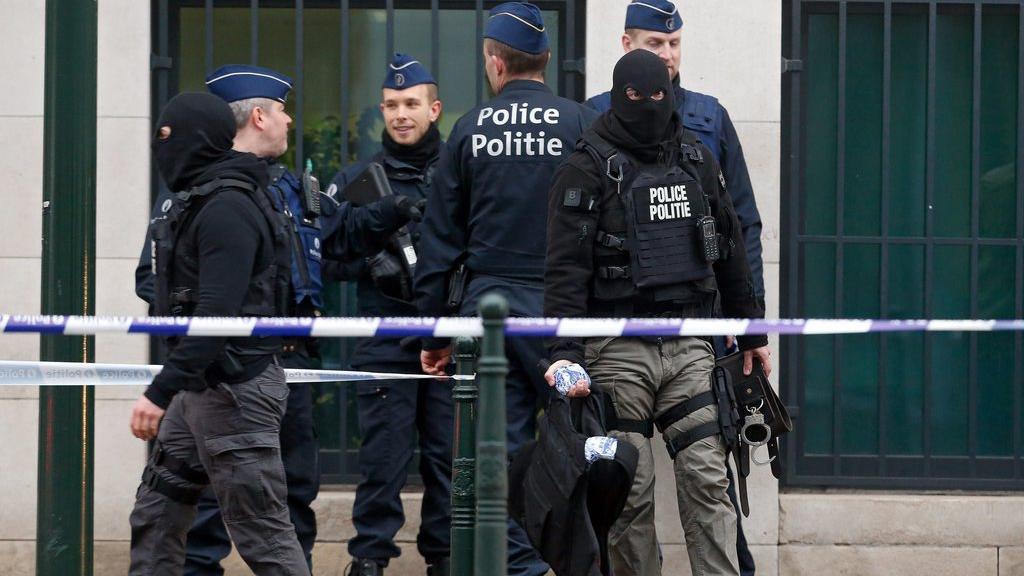 Les forces de police devant le tribunal de Bruxelles, durant l'audience de Salah Abdeslam. [Laurent Dubrule]