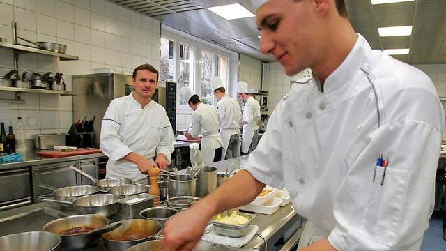 La cuisine du chef étoilé Didier de Courten (à gauche), de l'Hôtel Terminus à Sierre. [Olivier Maire]