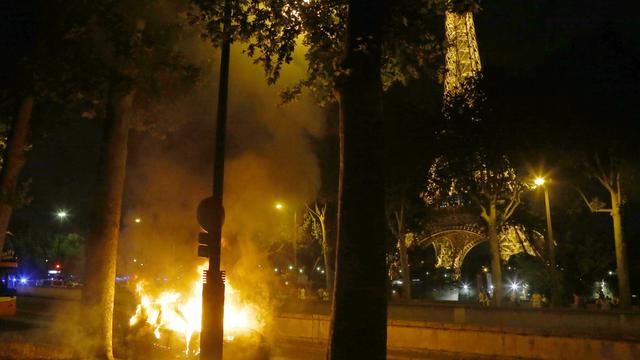 Une voiture en feu près de la Tour Eiffel pendant la finale de l'Euro 2016, dimanche soir 10 juillet 2016 à Paris. [AP Photo/Francois Mori]