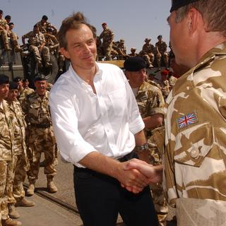 L'ex-Premier ministre Tony Blair, ici lors d'une visite à ses troupes en Irak le 29 mai 2003, est critiqué dans le rapport. [Reuters - Stefan Rousseau]