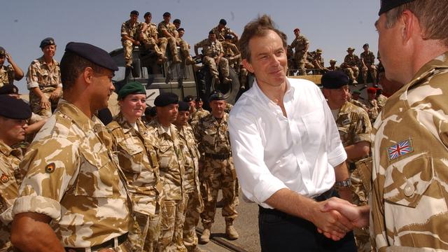 L'ex-Premier ministre Tony Blair, ici lors d'une visite à ses troupes en Irak le 29 mai 2003, est critiqué dans le rapport. [Reuters - Stefan Rousseau]