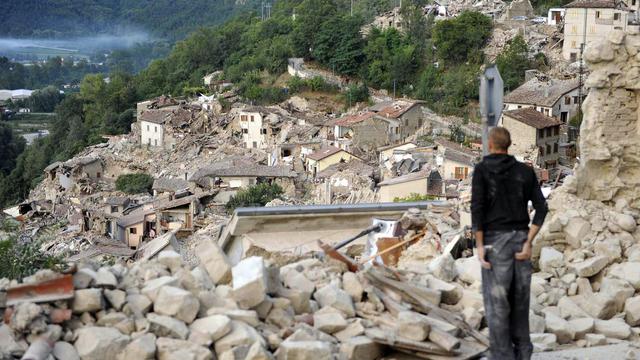 Un habitant regarde ce qu'il reste du village Pescara del Tronto en Italie. [AP/Keystone - Cristiano Chiodi]