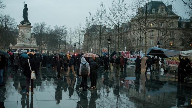 Certains voient dans le mouvement Nuit Debout, qui proteste contre la loi sur le travail sur la place de la République, l'embryon d'un nouveau mouvement de type Indignés. [Yann KORBI]