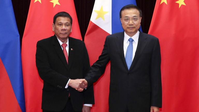 La visite d'Etat du président philippin (g.) à Pékin consacre le net réchauffement des relations de son pays avec la Chine. [XINHUA - Pang Xinglei]