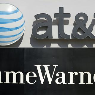Les logos d'AT&T et de Time Warner.