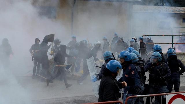 Scènes de guérilla urbaine dans la petite localité frontalière de Brenner, ce samedi 7 mai 2016.