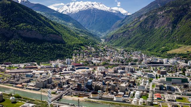 Le site de l'usine Lonza à Viège (VS), où la pollution trouve son origine. [Keystone - Olivier Maire]