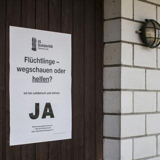 Une affiche pour l'acceuil d'étrangers à Oberwil-Lieli. [Keystone - Alexandra Wey]