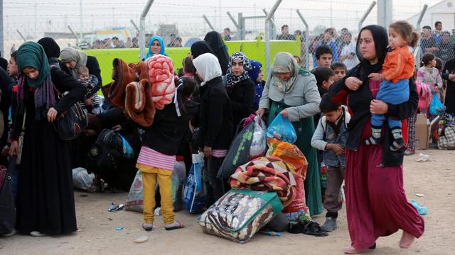 Les familles déplacées arrivent dans les camps de réfugiés. [EPA/Keystone - Ahmed Jalil]