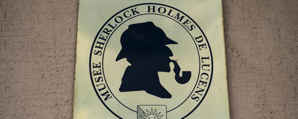 Une vue sur le logo du Musee Sherlock Holmes à Lucens. [Keystone - Jean-Christophe Bott]