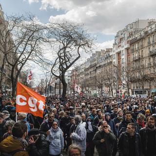 Entre 17'000 et 70’000 personnes, selon les sources, étaient présentes dans le cortège parisien du 1er mai. [AFP - Simon Guillemin/Hans Lucas]